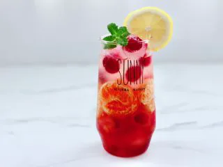 橘子蔓越莓蜂蜜冰饮,最后放上柠檬片，用薄荷叶点缀即可。