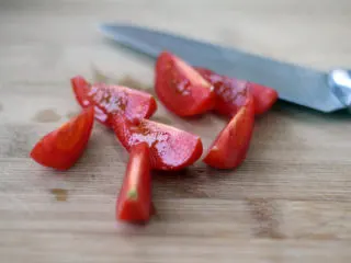 风味独特的——油渍番茄,一个小番茄切成6份