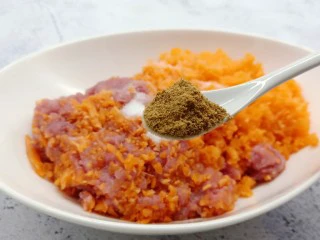 酸辣可口的【酸汤饺子】,十三香加入肉末(加点十三香增加香味)