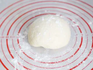 武汉小吃 糯米包油条,将制作油条的所有材料混合成面团,室温松弛40分钟或放入冰箱过夜。