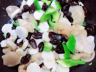 清炒山药木耳,大约1-2分钟食材都入味后，即可出锅啦！