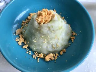 土豆的101种吃法➕火山肉末土豆泥,把碾碎的蛋黄填在火山顶部小坑,多余的洒落在火山上和盘中。