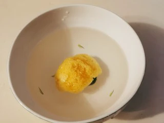 苹果银耳红枣汤,干银耳用清水泡发