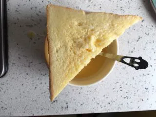 益生菌西士多,将面包浸入到蛋液中