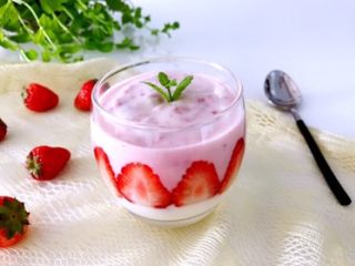 草莓酸奶杯,吃出生活好营养
