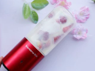 两分钟自制超nice的草莓奶昔,将酸奶草莓打成汁。