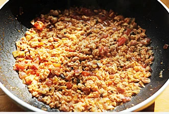 金灿香滑风味十足的异国料理【牧羊人派】,加入水，大火烧开转中火炖煮酱料；