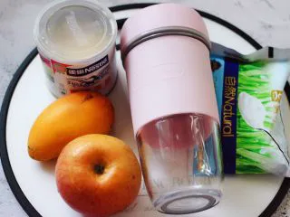 芒果苹果奶昔,把所有的食材备齐。