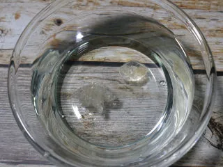 炎炎夏日养颜神器~枸杞红枣炖雪燕,持续饮用让你嫩爆天际,将雪燕泡发,建议晚上睡前10点开始泡发(雪燕泡发时间10小时以上),一人分量一颗足矣(雪燕泡发后的体质是原来的30-50倍)。