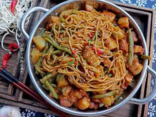 五花肉豆角焖面,香喷喷的肉末豆角焖面就做好了