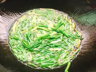 地方小吃+上海葱油拌面,热后将香葱放入油锅里，