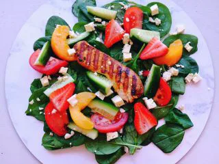 秘制异国风味鸡胸肉腌料&绝佳搭配 （减肥必备）,第一种搭配适合夏日 想吃沙拉的你们 把材料洗净切块 现在最底下铺上一层菠菜叶 然后堆上番茄黄桃草莓黄瓜 再来一块鸡排 最后撒上Feta芝士