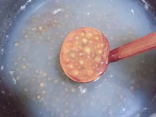 珍珠冷萃咖啡,盖盖儿,中小火熬制15分钟后,盖盖子焖10分钟。