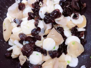 清炒山药木耳,放入黑白木耳，继续翻炒。