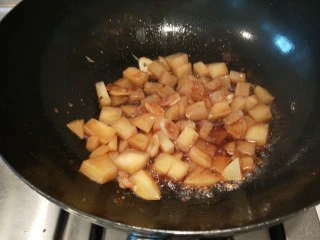 河北宣化特色小吃\卤菜\蒸莜面,加入适量料酒。