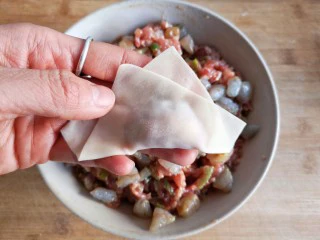 锦卤馄饨——《风味人间》复刻版,对角交叉，将馅包裹在中间，边上按紧。