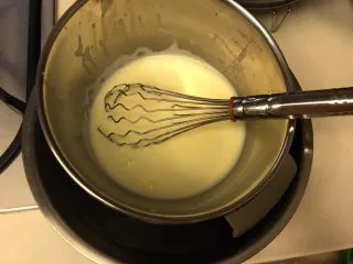 水果之王《榴莲雪糕》【冷饮甜点】,过筛后的液体,隔冷水降温。