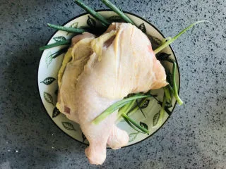 成本低廉，制作简单的照烧鸡腿,鸡腿2个。
