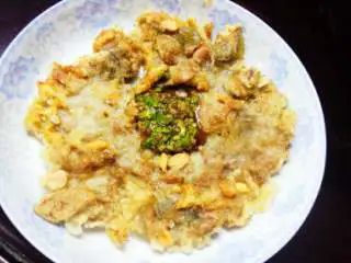 潮汕小吃蚝烙,锅里用油加热，把糊摊平煎到双面金黄就可出锅