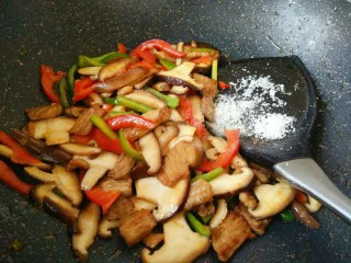 #猪年#五花肉炒香菇,继续翻炒匀，加入适量白糖和食盐