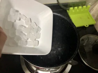 荔枝罐头➕ 玉雪肌肤罩绛纱,加入适量冰糖,根据自己口味调节甜度,搅拌到冰糖溶化