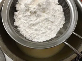 风靡街头的小吃——原味鸡蛋仔,筛入低粉,木薯粉,泡打粉的混合从下往上翻拌至无面粉颗粒