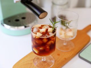 蜜桃气泡冰咖啡,插上迷迭香即可