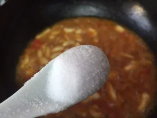 简易版陕西小吃烩麻食,麻食飘去煮一会就差不多熟加入食盐