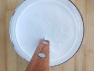 椰香木瓜鲜奶,椰奶粉冲开，用勺子引导奶流入放好木瓜泥的杯中