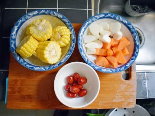 玉米胡萝卜山药排骨汤,炖汤的同时,将胡萝卜和山药去皮后切成滚刀块,玉米切成小段,红枣清洗干净。