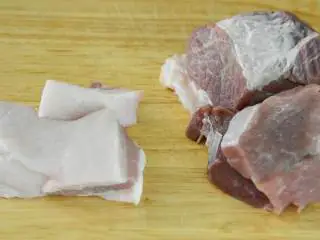 肉饼蒸蛋—从小吃到大的美味,将肥肉和瘦肉分离。