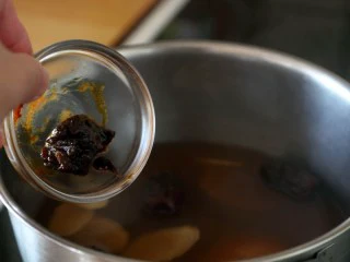 红薯圆红豆汤,首先煮红豆汤，红豆提前泡至完全涨发开；然后先煮一开，将水倒掉；再换上新水，加入红枣、生姜片和桔子皮煮到红豆绵软酥烂；再加入红糖煮5分钟就好了。 注：喜欢特别沙的就要一直煮，煮开大花，如用高压锅效果更好；喜欢颗粒饱满、软糯的就少放水，煮一会，焖一会，反复几次。 