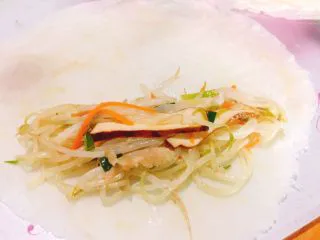 福州特色小吃+炸春卷,在饼的下方放上适量的馅料