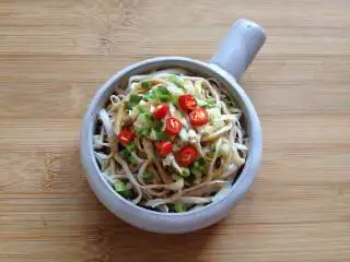 凉拌手撕杏鲍菇,撒上葱花、蒜末和红椒粒