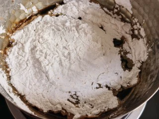 宅家自制珍珠奶茶,往烧开的红糖水中加入木薯粉。