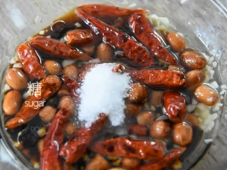 菠菜这样做开胃下酒，又不失营养,倒入生抽、香醋、盐、糖调味