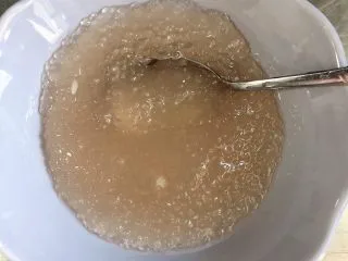 杨梅奶昔西米露,西米就准备好了,可以放一些白开水避免粘连在一起。