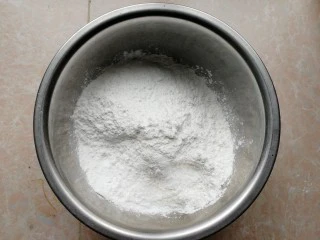 豆腐皮粄~客家小吃,一斤糯米粉,加三百克开水,一定慢慢加,别一会加太多,太湿了