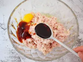 猪肉韭菜锅贴,加入味极鲜酱油