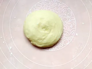 四川乐山名小吃—粉蒸肉卡饼,再按压成一个圆饼。