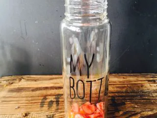 美丽的水果饮品,加几块车厘子