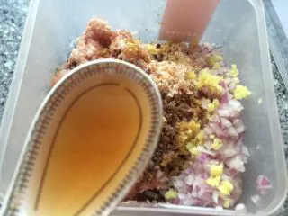 乡味~重庆小吃红油抄手,放入料酒。