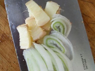 #猪年#辣椒炒肉,葱姜切好备用