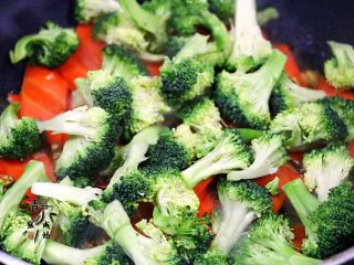 胡萝卜炒西兰花,接着才放西兰花。