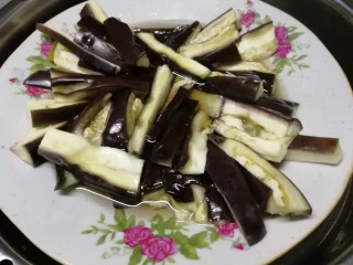 香肠风味蒸茄子~一锅两菜,香肠捞起,装盘,香肠油都已经浸泡在茄子里