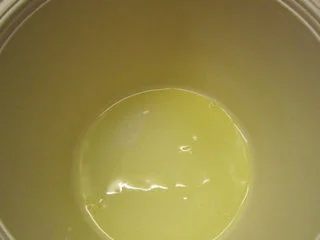 法式甜点马卡龙,蛋白放入无油无水的容器内