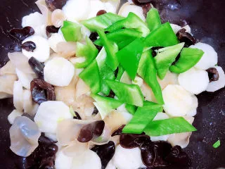 清炒山药木耳,放入柿子椒，淋入20ml水，大火翻炒均匀。