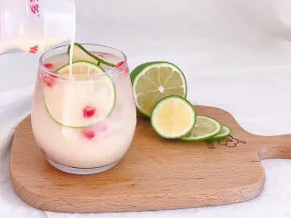 百变水果:粉红气泡水, 倒入1瓶养乐多