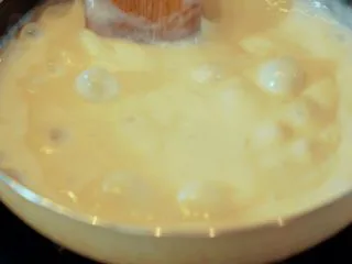 酥皮流心炸牛奶,岭南风味,煮到冒泡泡的时候就可以出锅了