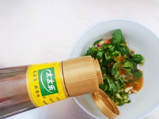 皮蛋特色小吃,倒入30毫升左右的太太乐芝麻油。